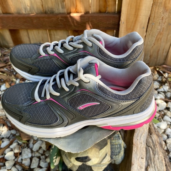 L.A. Gear Women's Memory Foam Athletic Leather/Mesh Sneakers, Gray&Pink, 7 1/2 - Picture 3 of 10